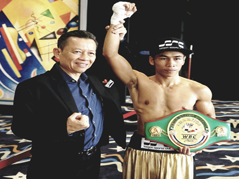 Chủ tịch Liên đoàn boxing Việt Nam Trần Minh Tiến và võ sĩ Trần Văn Thảo bên đai vô địch châu Á. Ảnh: VT