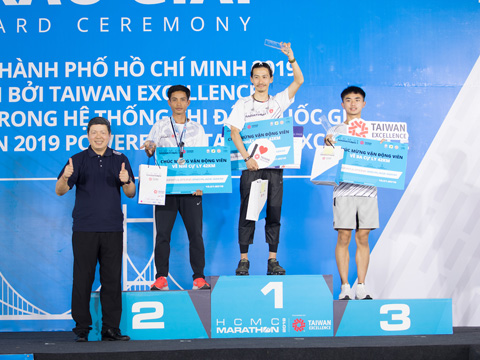 Các VĐV xuất sắc ở nội dung marathon của giải năm nay. Ảnh: Hoàng Phương