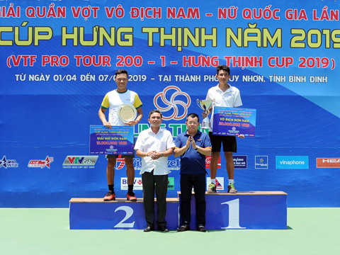 Văn Phương vô địch giải đấu sau khi đánh bại Minh Tuấn ở chung kết thuyết phục ngày 7/4. Ảnh: TT
