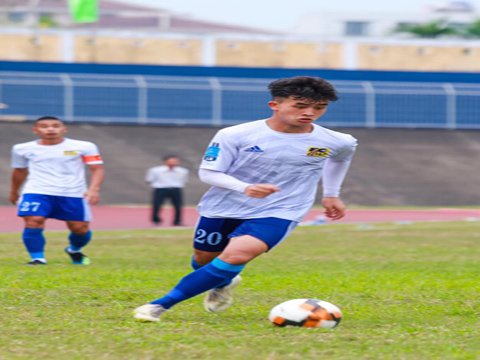 Danh Trung ghi bàn ấn định chiến thắng 2-0 cho Huế trước Đồng Tháp. Ảnh: DT