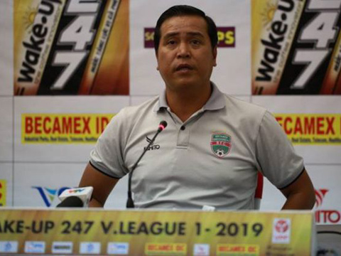 HLV Nguyễn Thanh Sơn không dám xem đội nhà thi đấu 5 phút cuối vì sợ đen đủi. Ảnh: VPF