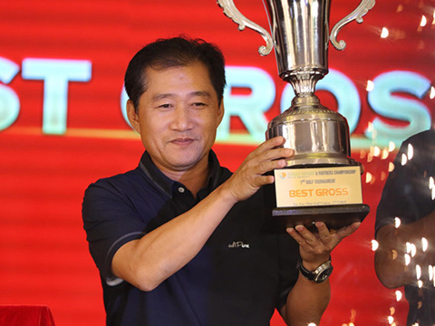 Golfer Hùng Phạm nhận giải Best Gross. Ảnh: NH