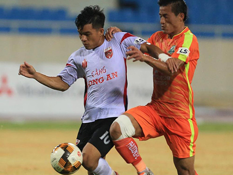 Long An của cựu tuyển thủ U23 Việt Nam Tấn Tài thua Phù Đổng 1-2 tối 15/7. Ảnh: VPF