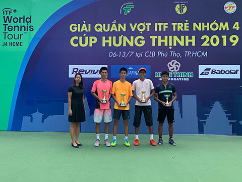 Bà Nguyễn Thị Kiều Mỹ - Tổng thư ký Liên đoàn quần vợt TP.HCM trao giải nội dung đôi nam. Ảnh: TN