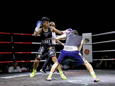 Võ sĩ Thu Nhi của chủ nhà có chiến thắng thuyết phục trước tay đấm Hàn Quốc tối 25/8. Ảnh: BM