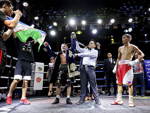Võ sĩ người Uzbekista - Nazarov Olimjon đánh bại đối thủ để vô địch hạng Flyweight. Ảnh: BM