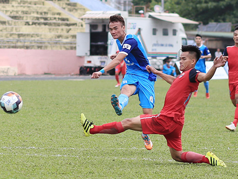 Xuân Nam ấn định chiến thắng 2-0 cho Phố Hiến chiều 23/8 và giúp đội nhà có 36 điểm sau 19 vòng đấu. Ảnh: VPF