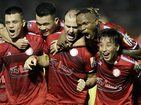 Hữu Tuấn (trái) là một trong những trung vệ hay nhất V-League hiện tại. Ảnh: VPF
