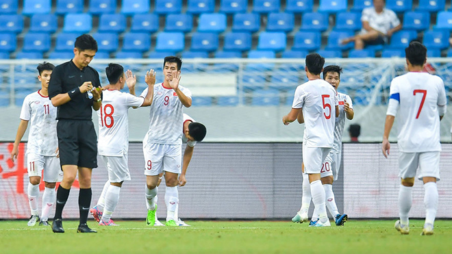 Tiến Linh lập cú đúp bàn thắng vào lưới U22 Trung Quốc chiều 8-9. Ảnh: Next Sport