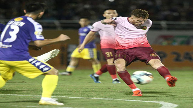 Ngoại binh Geovano loại bỏ cả hàng thủ HAGL trước khi ghi bàn nâng tỷ số lên 2-1 đẹp mắt. Ảnh: VPF