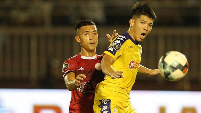 Công Thành (đỏ) lần đầu được điền tên vào ĐTQG. Ảnh: VPF