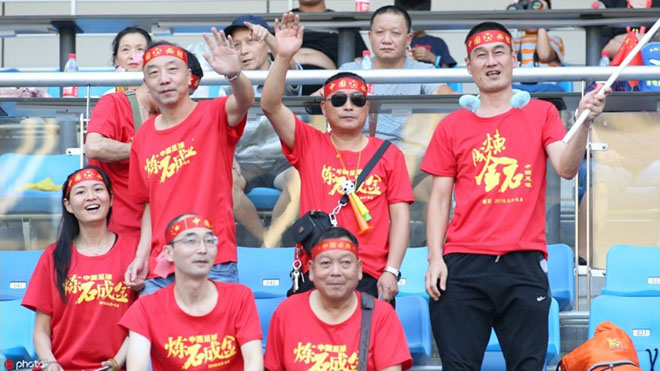 CĐV Trung Quốc không khỏi bất bình với HLV Hiddink. Ảnh: Sohu