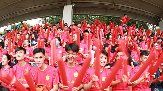CĐV đông đảo trên khán đài nhờ sức hút của giải đấu phong trào số 1 Sài thành. Ảnh: ĐV