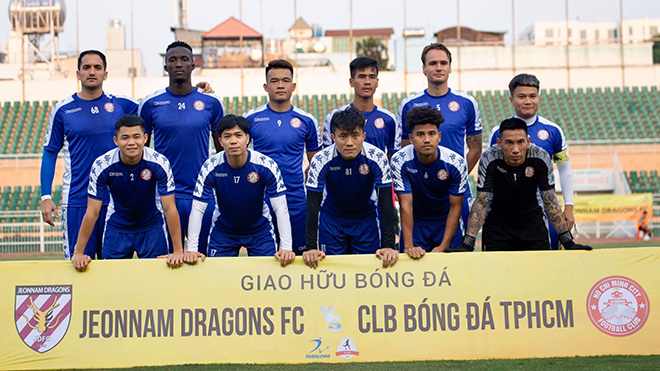 Công Phượng mang số 17 và lần đầu xuất hiện cùng đồng đội ở trận đấu của TP.HCM. Ảnh: Trung Phạm