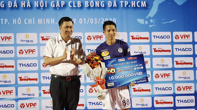 Phong độ chói sáng khi trực tiếp góp công vào 2 bàn thắng cho Hà Nội, Hùng Dũng có danh hiệu Cầu thủ xuất sắc nhất Siêu Cúp QG 2019 và hứa hẹn sẽ đoạt luôn Quả bóng vàng Việt Nam 2019. Ảnh: TP