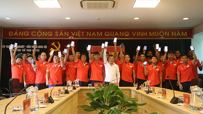 Toàn đội Viettel nhắn tin ủng hộ cho Quỹ phòng chống dịch Covid-19. Ảnh: VTFC