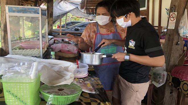 Ngôi sao đội tuyển nữ Thái Lan phải về phụ bếp với gia đình trong mùa dịch
