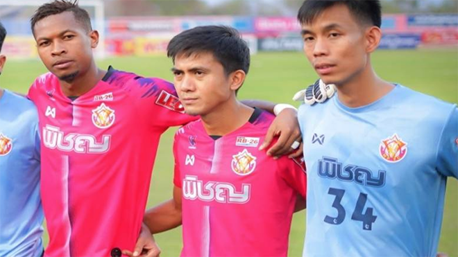 Sarawut (giữa) từng nhận mức lương 300 triệu đồng/tháng khi chơi ở Thai League 1