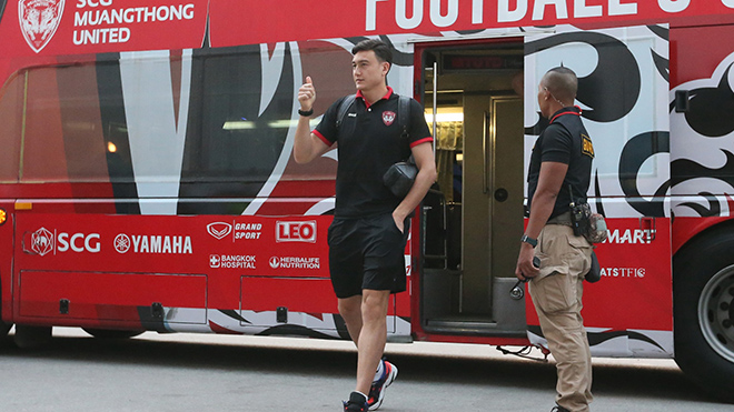Văn Lâm có thể phải thi đấu 2 năm mới hết mùa bóng 2021 ở Thái Lan. Ảnh: Muangthong United