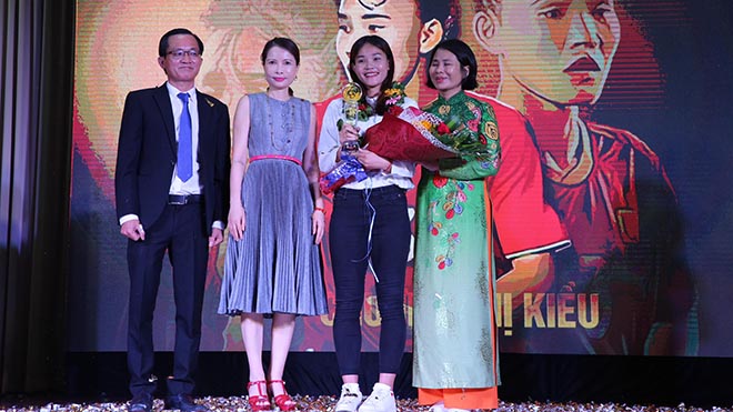 Trung vệ Chương Thị Kiều cũng được vinh danh ở hạng mục cao nhất. Ảnh: Anh Đồng
