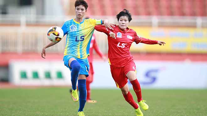 TP.HCM 1 (đỏ) đang dẫn đầu bảng sau vòng 9 với 2 điểm nhiều hơn Hà Nội 1 Watabe. Ảnh: AP