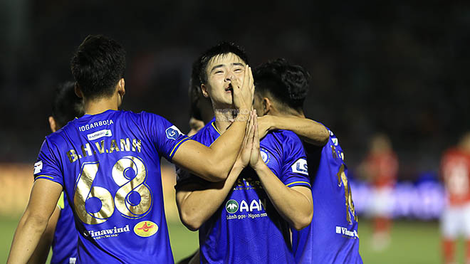 Duy Mạnh ghi bàn mở tỷ số cho Hà Nội FC và gửi lời cầu nguyện tới Hùng Dũng. Ảnh: Khôi Nguyên