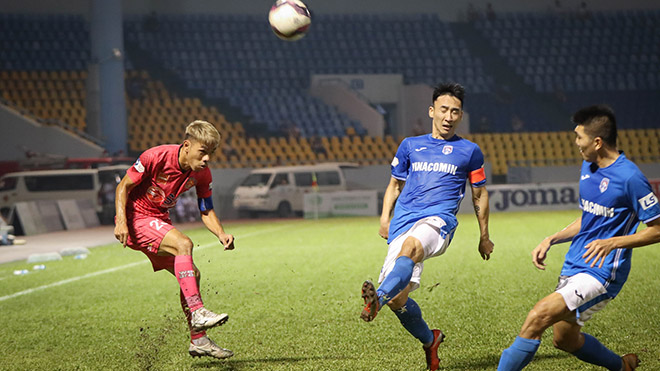 Văn Triền (đỏ) mất cơ hội thi đấu ở J-League 2 thực sự là điều đáng tiếc cho tiền vệ gốc Bình Định. Ảnh: VPF
