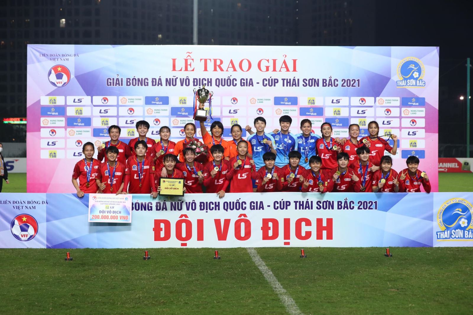 TPHCM cân bằng kỷ lục 10 Cúp VĐQG với Hà Nội, họ đã vô địch 6/7 năm liền gần nhất. Ảnh: TB