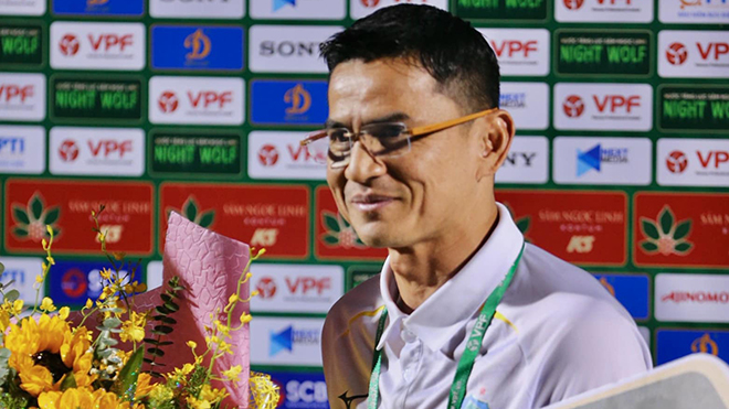 Kiatisuk nhận giải thưởng HLV xuất sắc nhất tháng 7 trước trận gặp Sài Gòn FC và tiếp tục nối dài niềm vui sau trận này. Ảnh: VPF