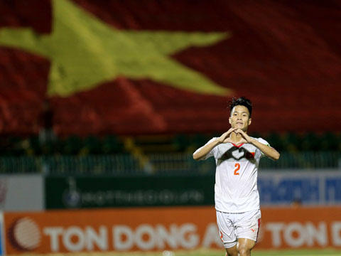 Lê Văn Sơn ấn định chiến thắng 2-0 cho U21 Việt Nam. Ảnh: Anh Lập