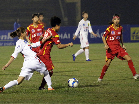 Phan Thị Trang và Huỳnh Như phối hợp ăn ý để ghi bàn quyết định cho TP.HCM 1 trong trận thắng Hà Nội 1. Ảnh: Duy Anh