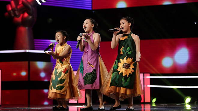 The Voice Kids tập 8: Ba cô bé 'Chuồn chuồn ớt' làm 'bùng nổ' sân khấu