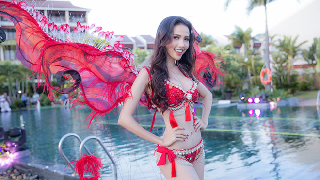 Phan Thị Mơ catwalk trên mặt nước, giành giải trình diễn bikini đẹp nhất