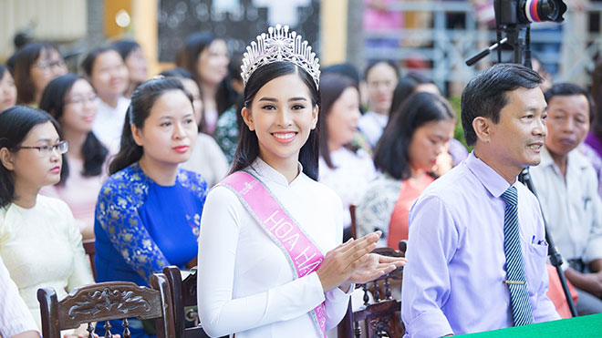 Hoa hậu Trần Tiểu Vy diện áo dài trắng đẹp tinh khôi về thăm trường cũ