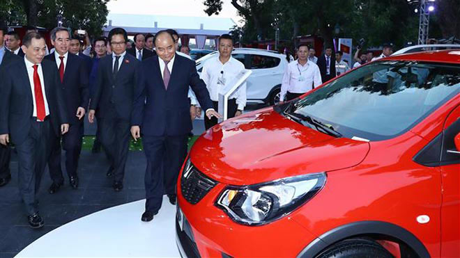 Thủ tướng Nguyễn Xuân Phúc dự Lễ phát động 'Hàng Việt Nam chinh phục người Việt Nam' và ra mắt xe Vinfast