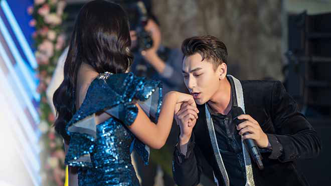 Issac bất ngờ hôn tay Hoa hậu Trần Tiểu Vy tại sự kiện