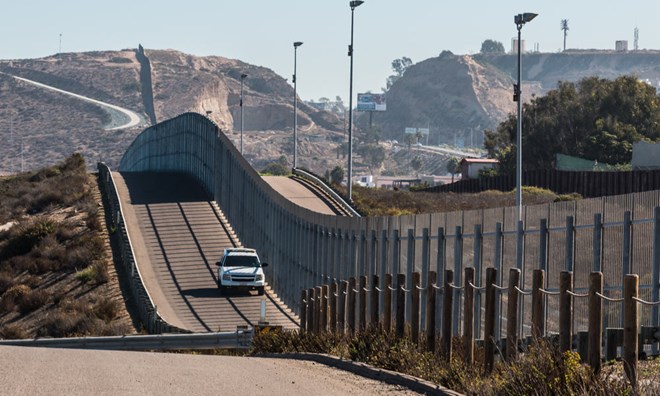 Giải pháp công nghệ cho bức tường biên giới giữa Mỹ và Mexico