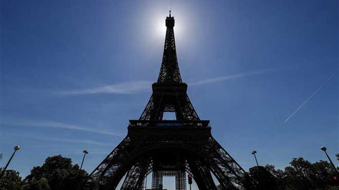 Biểu tình lớn ở Paris phản đối 'giấy thông hành Covid-19'