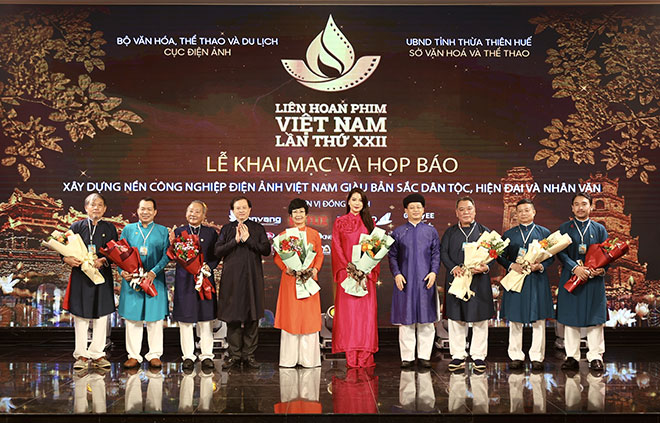 Trực tiếp Lễ trao giải Liên hoan Phim Việt Nam, Bông Sen Vàng 22, LHP 22, Bông Sen Vàng, trao giải Liên hoan Phim Việt Nam 2021, Liên hoan Phim Việt Nam 2021