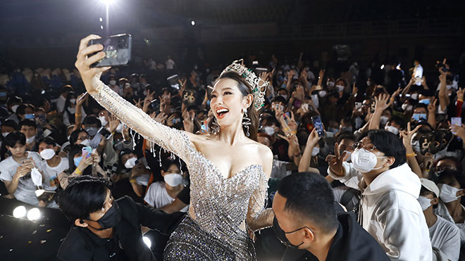 Được fan chào đón nồng nhiệt, Hoa hậu Thùy Tiên làm nhiều điều bất ngờ!