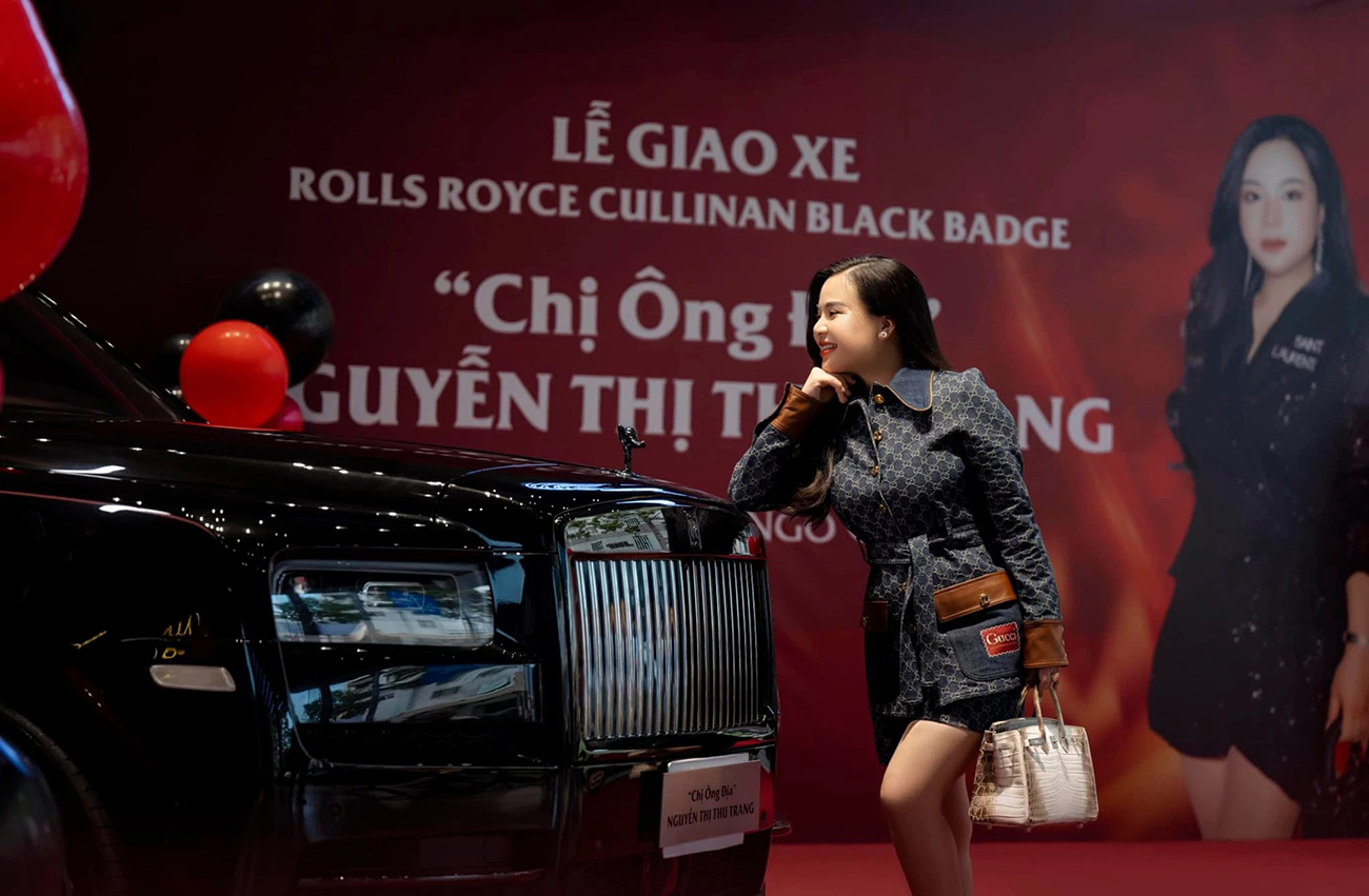 Chị Ông Địa Thu Trang, Chị Ông Địa là ai, Chị Ông Địa tậu xe Rolls-Royce, xe SUV của chị ông địa, chị ông địa, nguyễn thị thu trang, xe SUV Rolls Royce Cullinan Black Bad