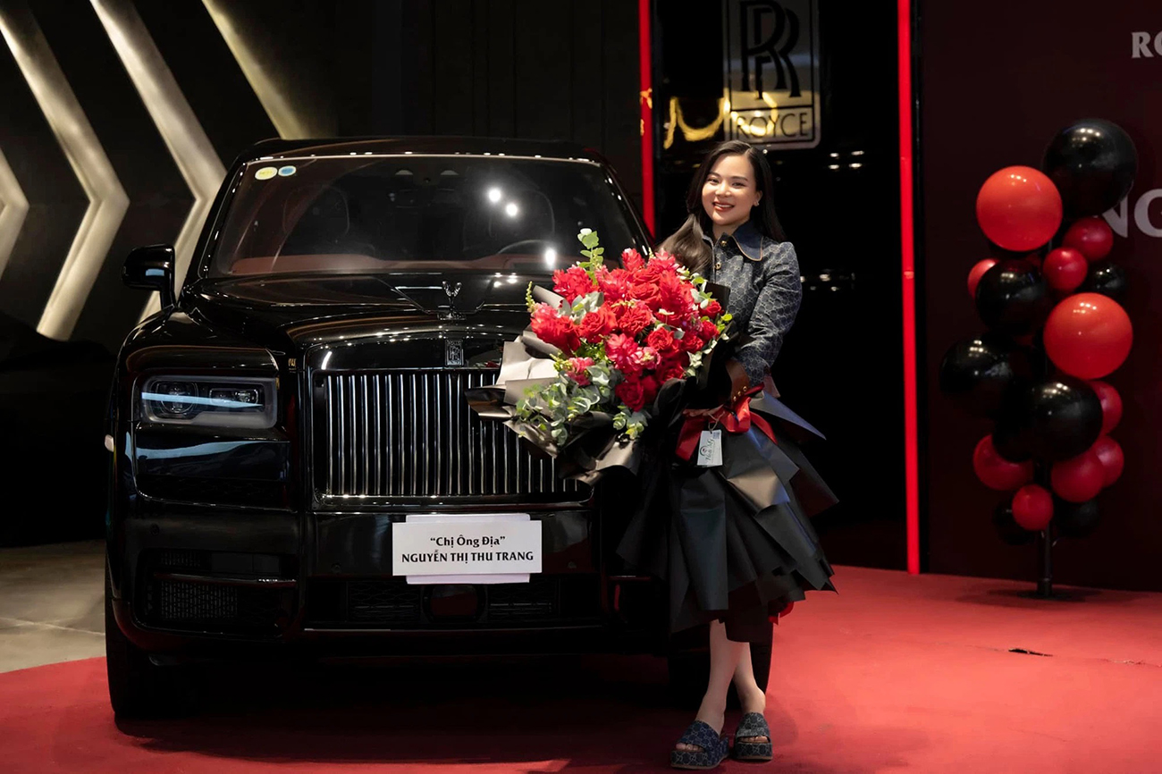 Chị Ông Địa Thu Trang, Chị Ông Địa là ai, Chị Ông Địa tậu xe Rolls-Royce, xe SUV của chị ông địa, chị ông địa, nguyễn thị thu trang, xe SUV Rolls Royce Cullinan Black Bad