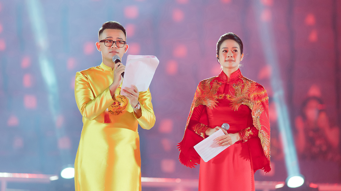 Hé lộ ảnh hậu trường MC Đức Bảo - Phí Linh đã sẵn sàng dẫn Lễ khai mạc SEA Games 31