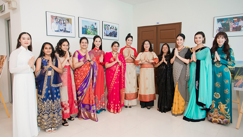 Ngọc Hân cùng dàn người đẹp diễn áo dài tại sự kiện ngoại giao Việt Nam - Ấn Độ