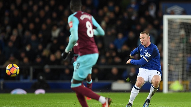 Rooney lập siêu phẩm từ giữa sân, ghi hat-trick cho Everton