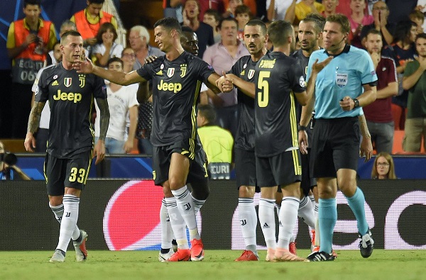 Ronaldo nhận thẻ đỏ, khóc rời sân ở trận Juventus thắng Valencia 2-0