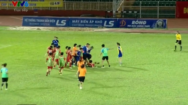 VIDEO: Cầu thủ nữ TP.HCM I và Than KS lao vào đánh nhau tập thể ở sân Thống Nhất