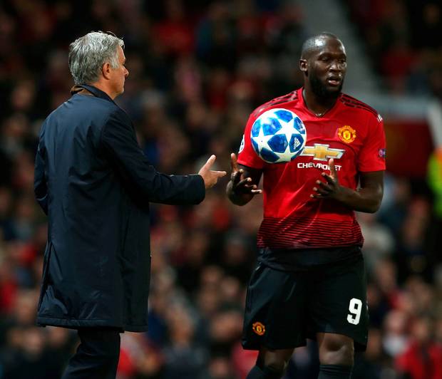 Lukaku quá cô đơn trên hàng công của M.U khi đồng đội không chịu chuyền bóng
