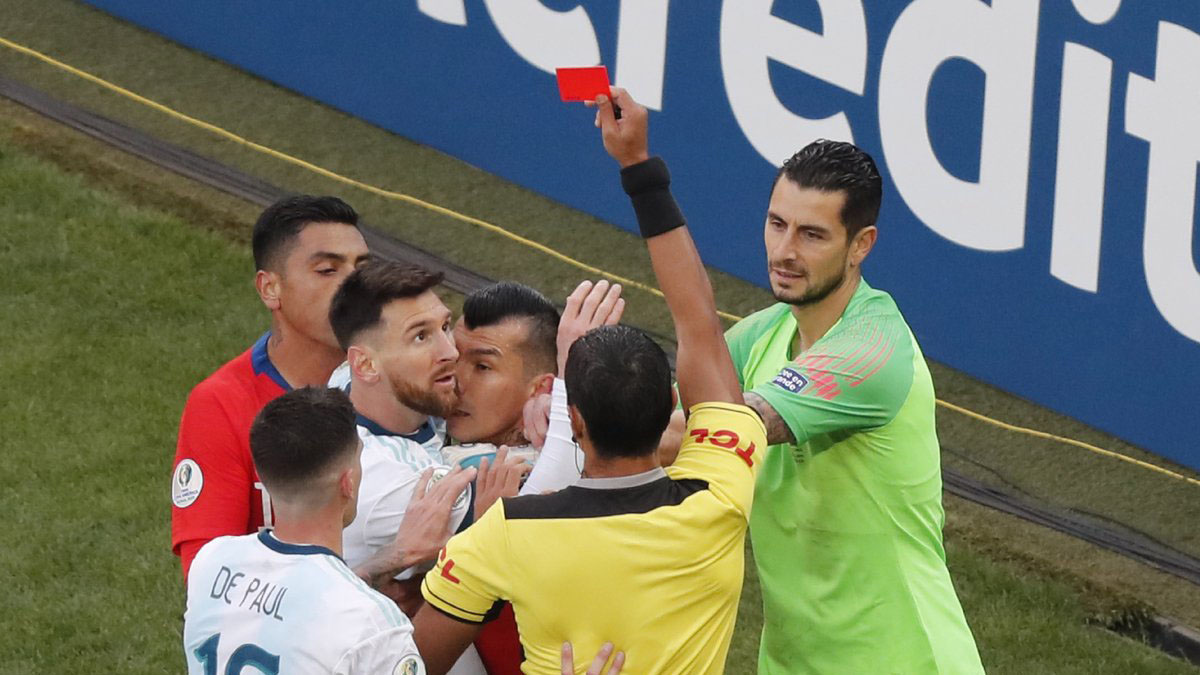 Messi, Argentina, Chile, Messi dính thẻ đỏ, Medel, Argentina vs Chile, Copa America 2019, kết quả Copa America 2019