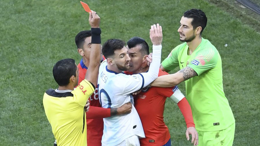 Messi, Argentina, Chile, Messi dính thẻ đỏ, Medel, Argentina vs Chile, Copa America 2019, kết quả Copa America 2019